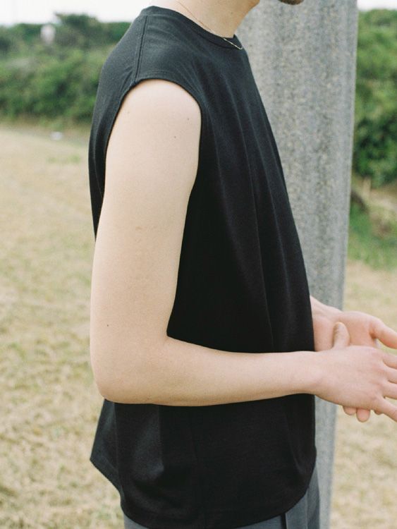 MERINO WOOL SLEEVELESS TEE