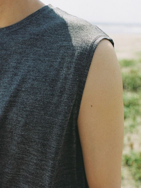 MERINO WOOL SLEEVELESS TEE
